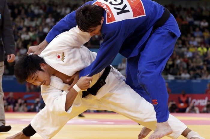 Võ sĩ Nhật Bản Masashi Nishiyama đấu với võ sĩ Kyrgyzstan Chingiz Mamedov ở vòng loại môn judo hạng cân 90kg nam.